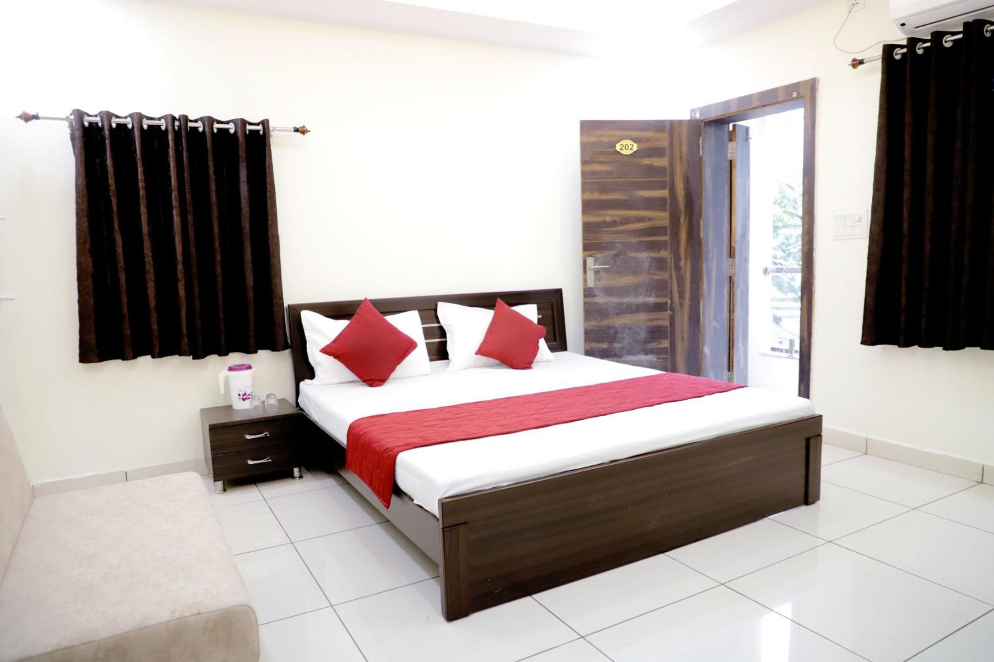 Hotel Jag Laxmi Palace Prime Location Main Road Near Mahakal Temple And Railway Station Ujjain Eksteriør billede